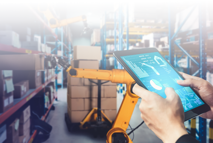 Hænder der holder en tablet med et Warehouse Control System, WCS software, i et automatiseret lager